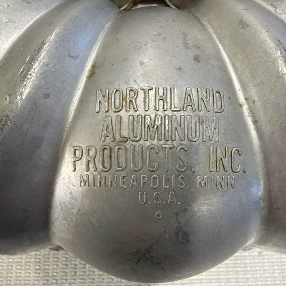 Vintage Nordic Ware The Original Bundt Pan Heavy Cast Aluminum 12 cup Silver Box
